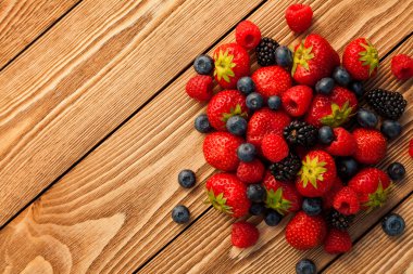 Ahşap arka planda böğürtlenler.