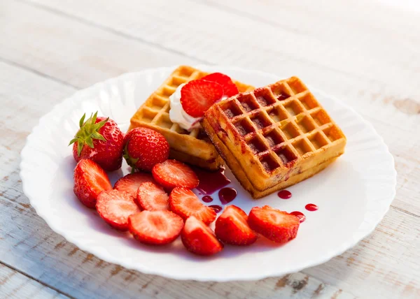 Strawberries and wafer — Stock Photo, Image
