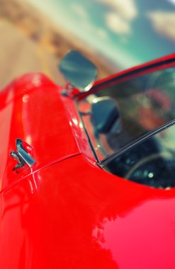 Kırmızı klasik otomobil