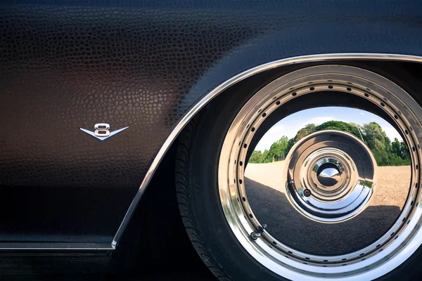 Classic car wheel — Stock Photo, Image