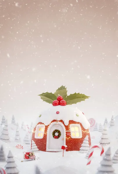 不同寻常的圣诞3D插画贺卡可爱舒适的梦幻般的圣诞装饰房子 形状是传统的圣诞自制布丁 配有冬青浆果和圣诞灯 — 图库照片