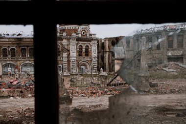 Rusya 'nın Ukrayna' ya karşı savaşı. Kırık bir pencereden yıkılan bina