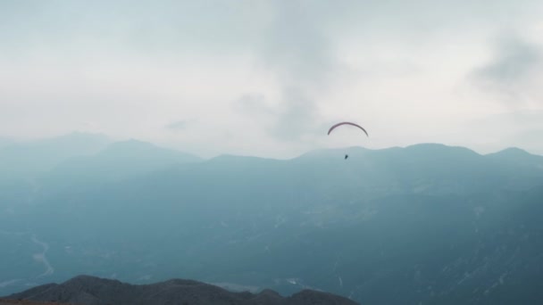People Flying Paraglider Mountains — Stockvideo