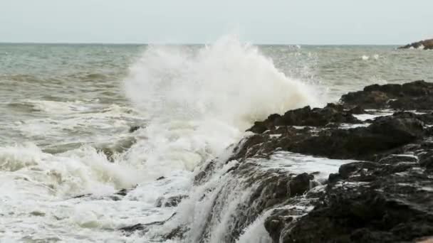 波が岩の上でスローモーションをクラッシュ — ストック動画