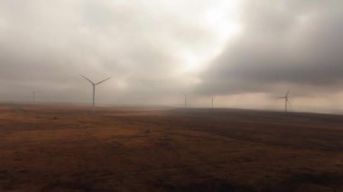 Rüzgar türbinleri çiftliği. Yeşil ekolojik güç, havadan görüş.