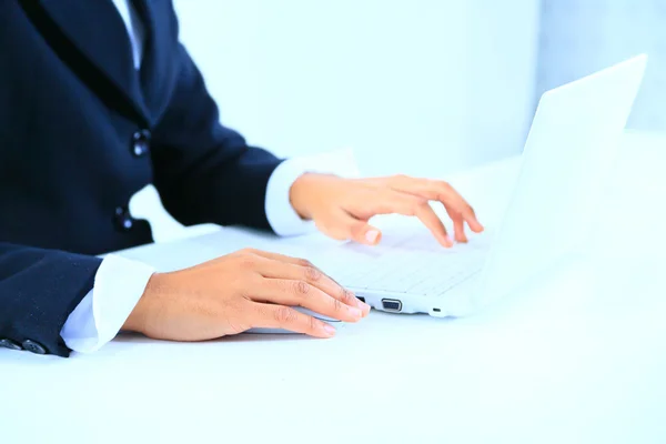 A young businesswoman working on a laptop — Stock Photo, Image