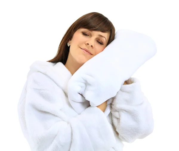 Genç güzel kadın ile üzerine beyaz izole havlu bornoz — Stok fotoğraf