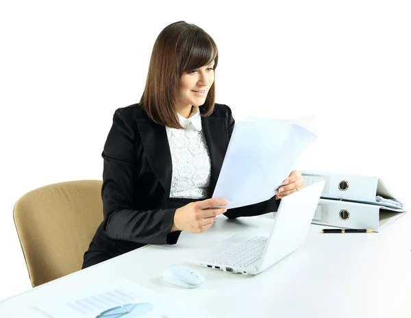 Portrait d'une adorable femme d'affaires travaillant à son bureau avec un ordinateur portable et des papiers . — Photo