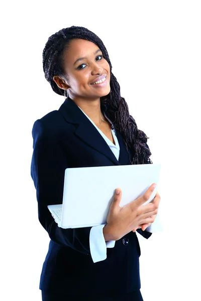 Een geïsoleerde opname van een zwarte zakenvrouw die een laptop vasthoudt — Stockfoto