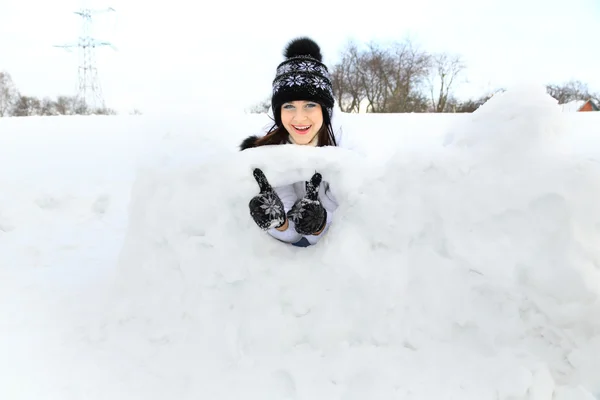 Rindo belo retrato menina no tempo de inverno com neve . — Fotografia de Stock