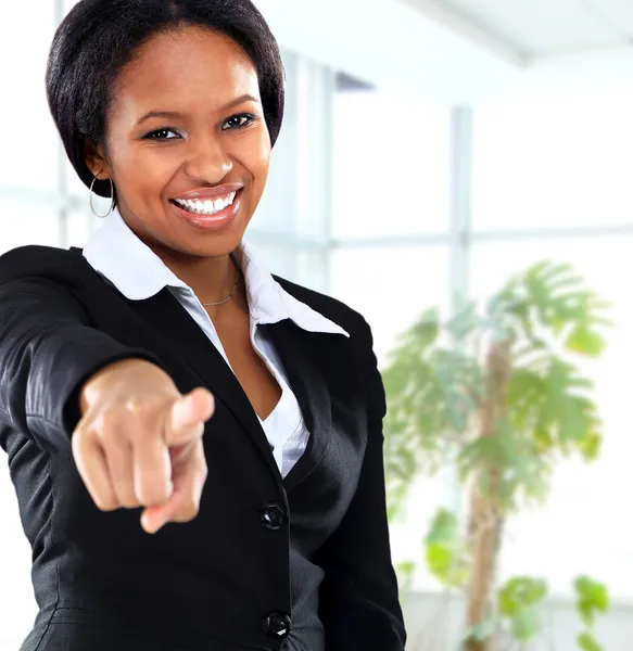 Sourire femme d'affaires noire pointant sur la caméra dans le bureau — Photo