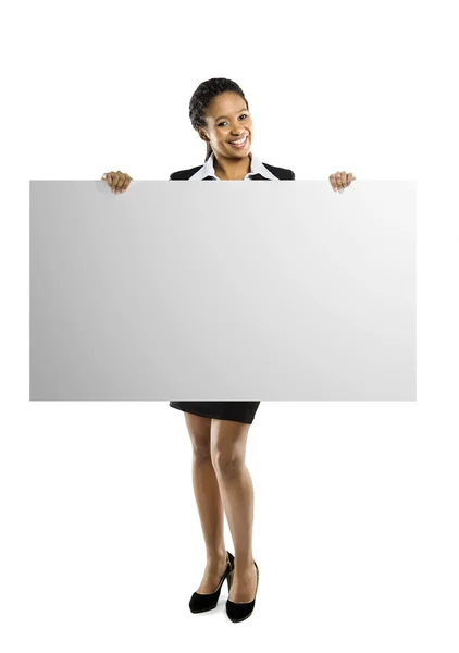 Jonge african american vrouw bedrijf leeg teken geïsoleerd op een witte achtergrond — Stockfoto