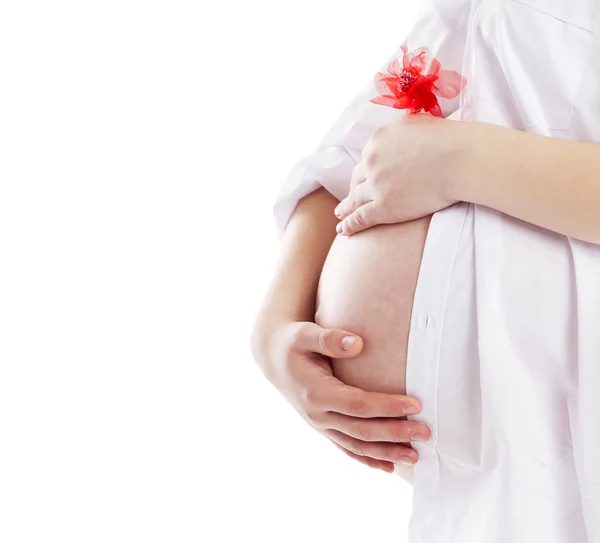 Mulher grávida segurando sua barriga e flor vermelha — Fotografia de Stock