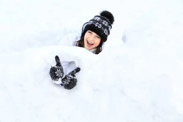 Śmiejąc się piękny portret w czasie zimy ze śniegiem. — Zdjęcie stockowe
