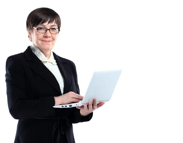 Attraktiva mogna affärskvinna med laptop mot vit bakgrund med kopia utrymme — Stockfoto