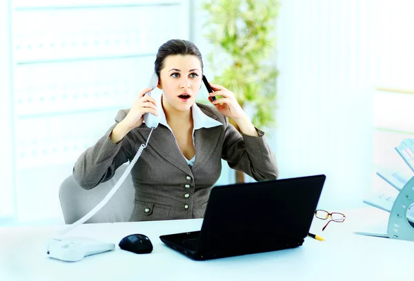 Schöne Geschäftsfrau telefoniert im Büro — Stockfoto