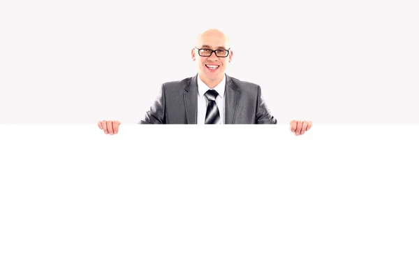 Šťastný usmívající se muž mladý obchodní zobrazeno prázdné vývěskách, izolovaných na bílém pozadí — Stock fotografie