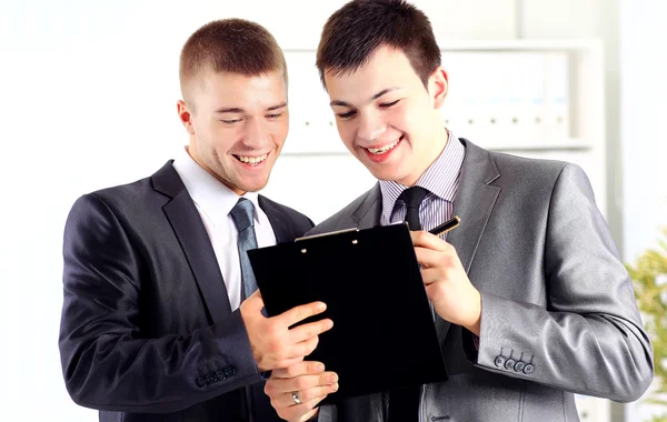 Dos hombres de negocios discutiendo - Imagen de estudio aislado en alta resolución . —  Fotos de Stock