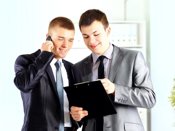 Zwei Geschäftsleute diskutieren - isoliertes Studiobild in hoher Auflösung. — Stockfoto