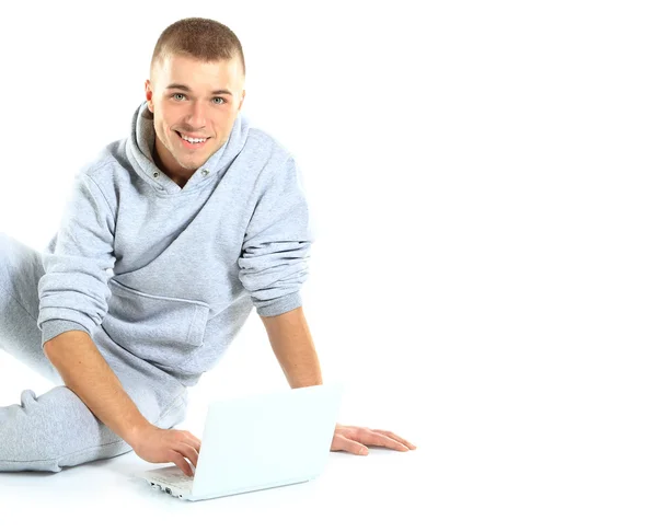 Молодий чоловік використовує ноутбук на підлозі — стокове фото