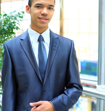 ofiste mutlu genç Afro-Amerikalı iş adamı