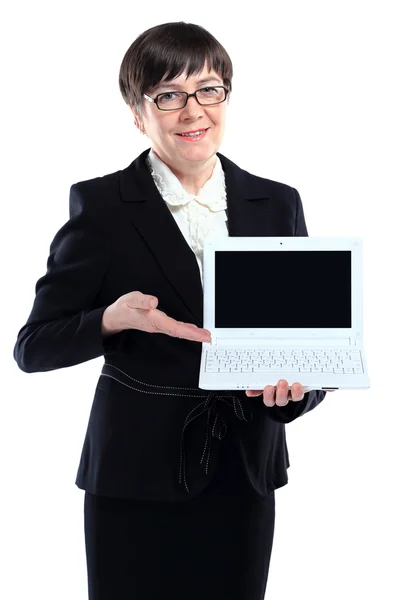 Ділова жінка, що представляє білий ноутбук — стокове фото