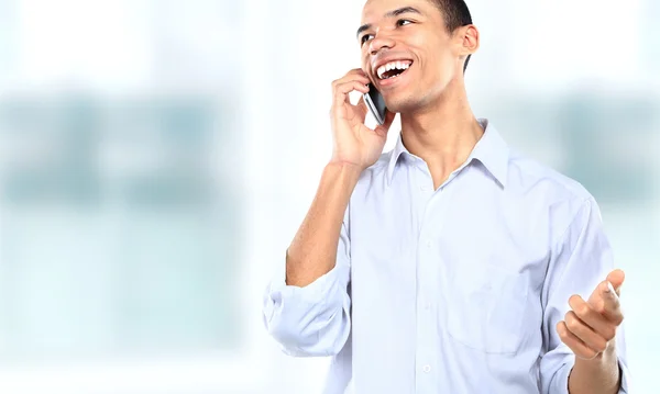 Portret van een zakenman met een mobiele telefoon — Stockfoto