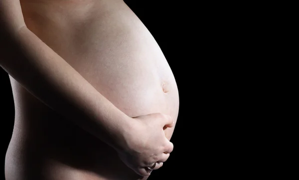 Mooie zwangere vrouw op zwarte achtergrond — Stockfoto