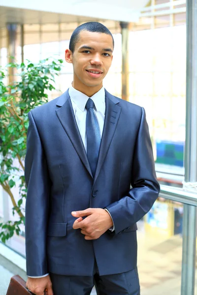 Retrato de cerca de un exitoso hombre de negocios afroamericano — Foto de Stock