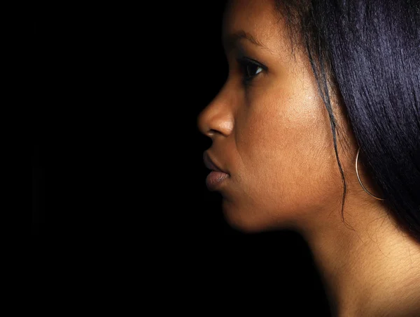 Retrato de uma bela menina africana no perfil — Fotografia de Stock