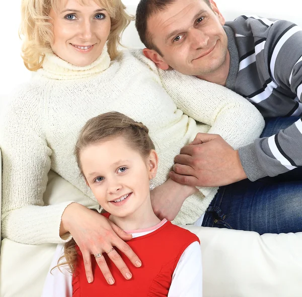 Привлекательная молодая семья с ребенком дома — стоковое фото