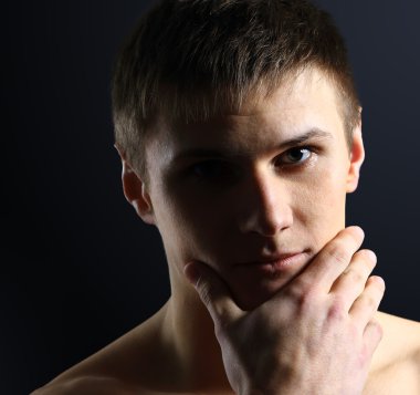 portre gencin düşünme, siyah arka plan