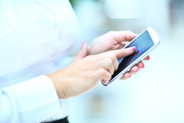 Cep telefonu kullanarak kadın eli Close-Up