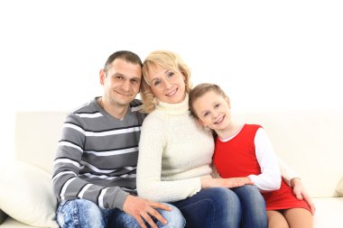 Beyaz deri koltukta oturan iki çocuklu aile