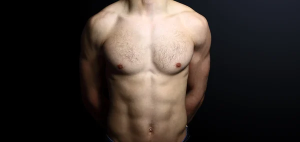 Svalnatý muž ukazuje své silné bicepsy — Stock fotografie
