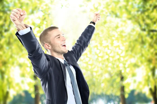 Erfolgreicher Geschäftsmann mit offenen Armen — Stockfoto