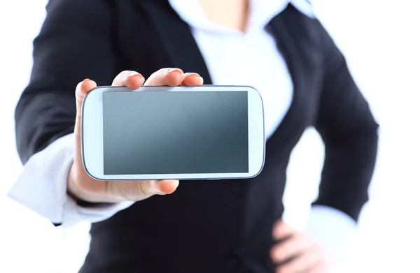 Mujer joven Mostrando la exhibición de un nuevo teléfono celular táctil sobre un fondo blanco. Céntrate en la mano con el teléfono celular — Foto de Stock