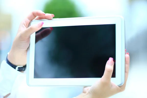 Geschäftsfrau mit digitalem Tablet — Stockfoto