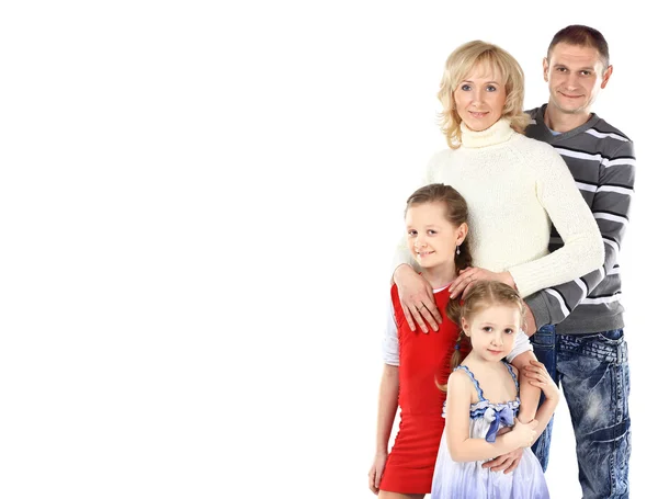 Beyaz bir arka plan üzerinde birlikte - izole gülümseyerek mutlu bir aile — Stok fotoğraf