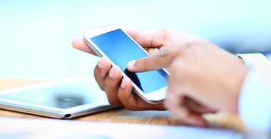 Akıllı cep telefonu kullanan bir adama yaklaş