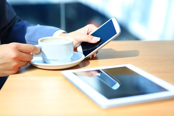 Imagen franca de una mujer joven usando una tableta en un café — Foto de Stock