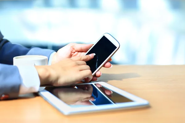 Affärsman med digital tablet PC med modern mobiltelefon. ny teknik för framgång arbetsflödet konceptet. — Stockfoto