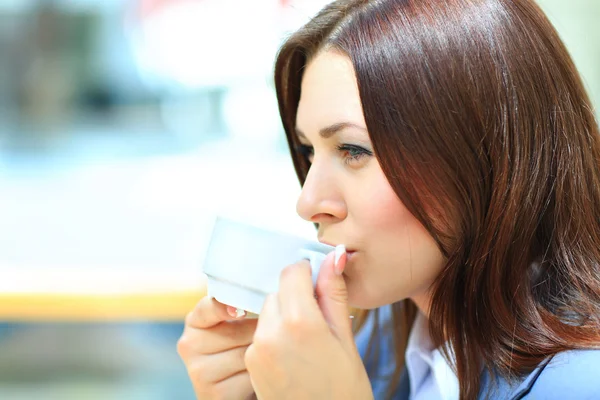 Businesswoman drinking coffee tea in a coffee shop — Stock Photo, Image