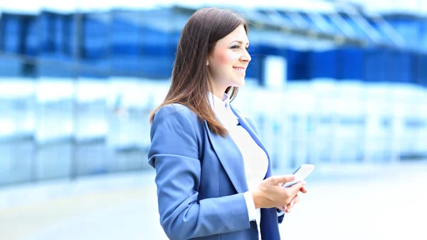 Pretty young business woman using mobile phone — Stock Photo, Image