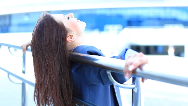 Portrait de jeune femme d'affaires mignonne relaxant en plein air — Photo