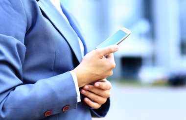 cep telefonunuzun açık genç ve güzel bir iş kadını