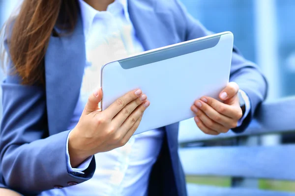 Geschäftsfrau mit Tablet im Business Center — Stockfoto