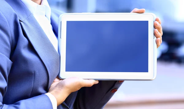 Primer plano de la mujer de negocios que trabaja con touchpad al aire libre — Foto de Stock