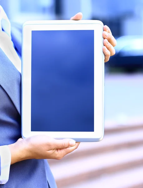 Primer plano de la mujer de negocios que trabaja con touchpad al aire libre —  Fotos de Stock