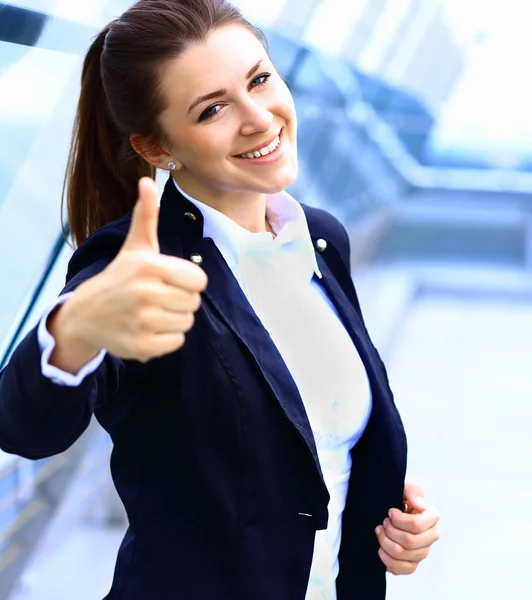 Mulher de negócios casual com polegares para cima olhando feliz — Fotografia de Stock